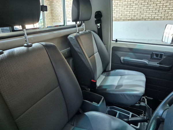 2022-Toyota-Land-Cruiser-79-42-D-Single-Cab image:8
