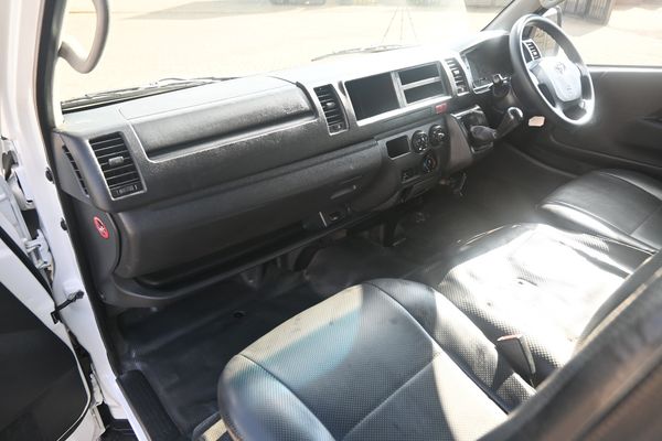 2020-Toyota-Quantum-25-D-4D-Sesfikile-16-seat image:11