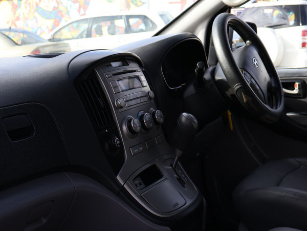 2014-Hyundai-H-1-25-CRDi-VGT-Wagon-Auto image:4