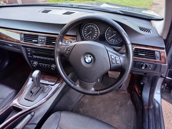2009-BMW-3-Series-323i-BMW-Petrol image:12