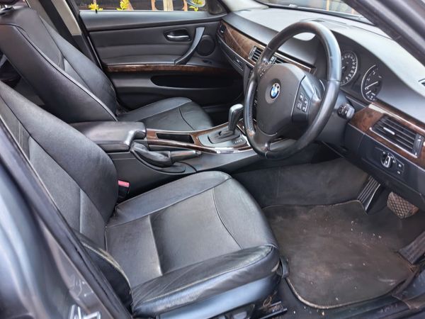 2009-BMW-3-Series-323i-BMW-Petrol image:14