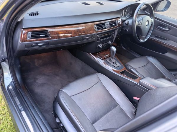 2009-BMW-3-Series-323i-BMW-Petrol image:17