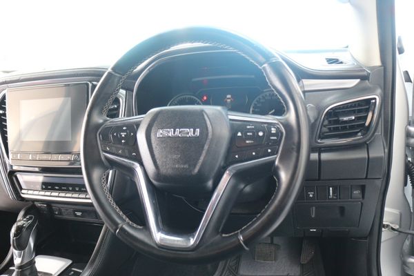 2023-Isuzu-Mu-x-30D-Onyx-4x4-Auto image:7