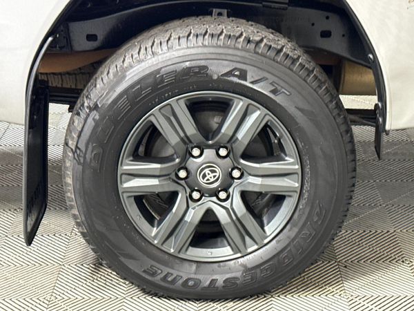 2019-Toyota-Hilux-24-GD-6-Raised-Body-SRX-Auto-Extended-Cab image:4