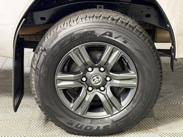 2019-Toyota-Hilux-24-GD-6-Raised-Body-SRX-Auto-Extended-Cab image:5