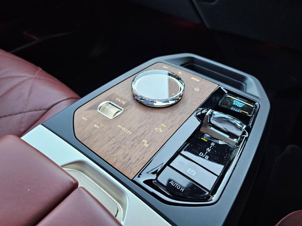 2022-BMW-iX-xDrive40 image:10