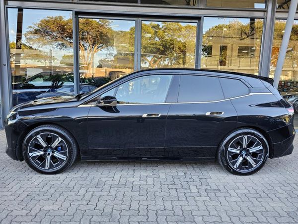 2022-BMW-iX-xDrive40 image:2