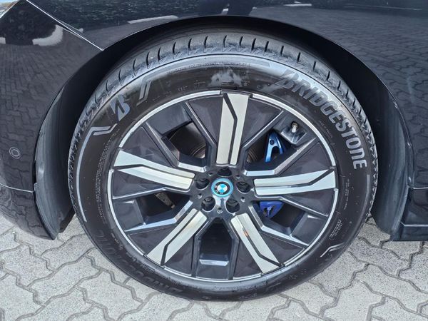 2022-BMW-iX-xDrive40 image:7