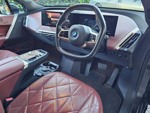 2022-BMW-iX-xDrive40 image:8
