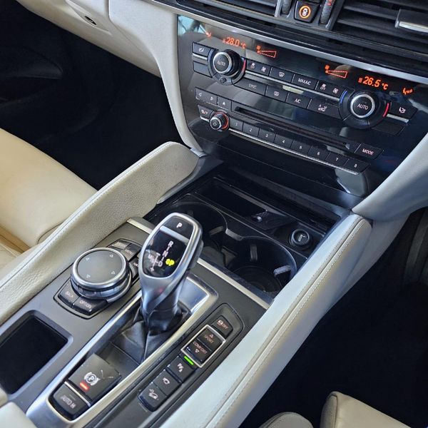 2015-BMW-X6-xDrive40d-M-Sport image:16