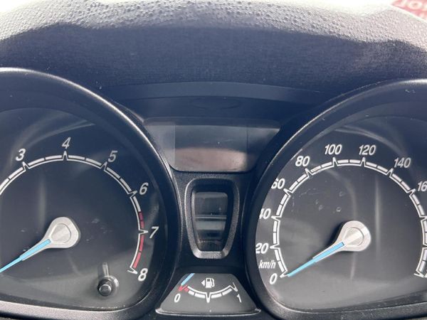 2016-Ford-Fiesta-10-EcoBoost-Ambiente-5-dr image:9