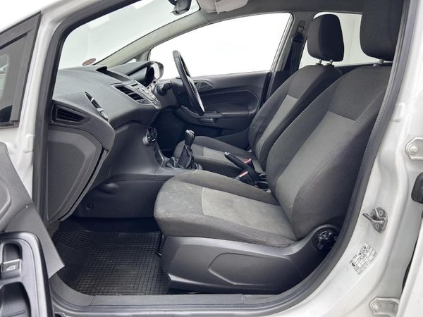 2016-Ford-Fiesta-10-EcoBoost-Ambiente-5-dr image:6