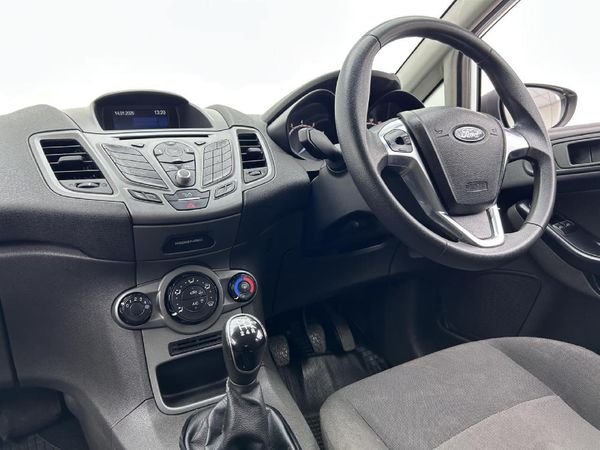 2016-Ford-Fiesta-10-EcoBoost-Ambiente-5-dr image:7