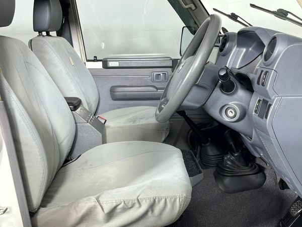 2019-Toyota-Land-Cruiser-79-45-D-Double-Cab image:9