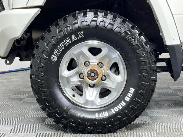 2019-Toyota-Land-Cruiser-79-45-D-Double-Cab image:4