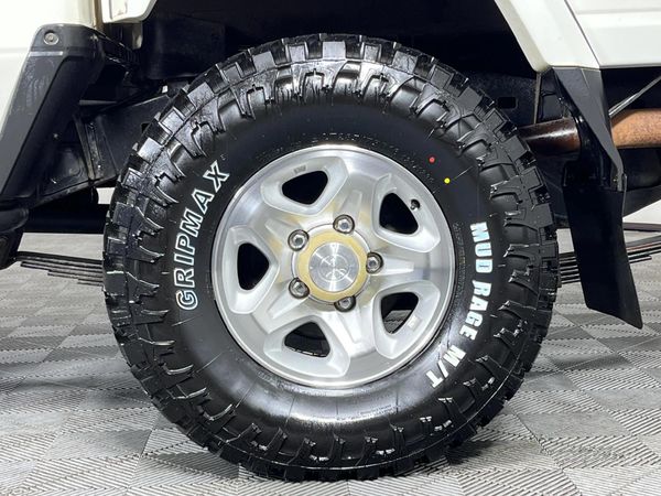 2019-Toyota-Land-Cruiser-79-45-D-Double-Cab image:6