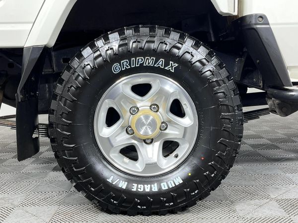 2019-Toyota-Land-Cruiser-79-45-D-Double-Cab image:7