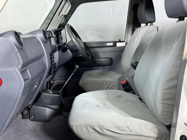 2019-Toyota-Land-Cruiser-79-45-D-Double-Cab image:8