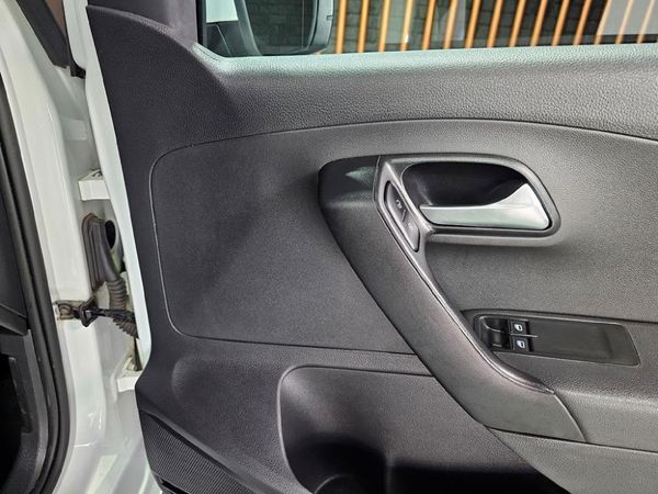2020-Volkswagen-Polo-Vivo-16-Highline-5-dr image:7