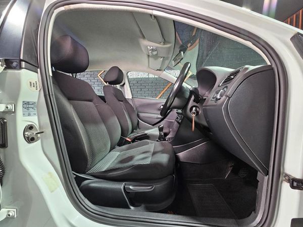 2020-Volkswagen-Polo-Vivo-16-Highline-5-dr image:8