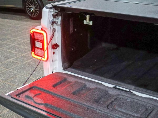2025-Jeep-Gladiator-Rubicon-36-4x4-Double-Cab-Auto image:12