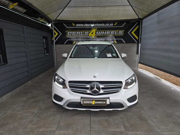 2016-Mercedes-Benz-GLC-220d image:4