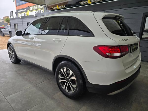 2016-Mercedes-Benz-GLC-220d image:5