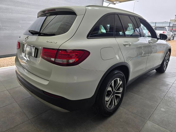 2016-Mercedes-Benz-GLC-220d image:6