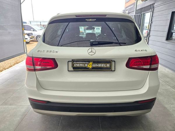 2016-Mercedes-Benz-GLC-220d image:7