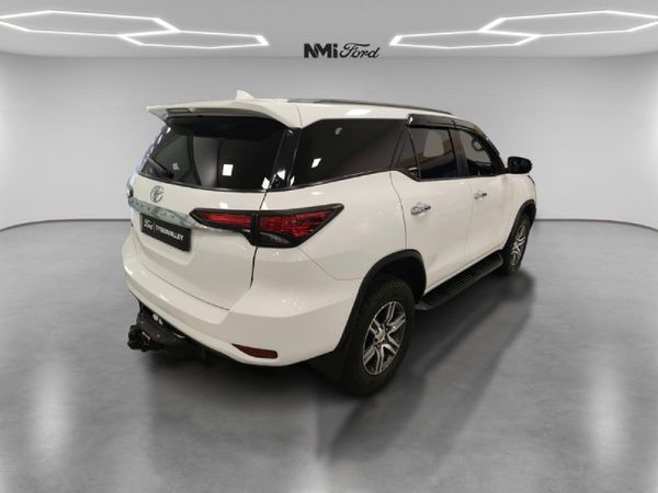 2019-Toyota-Fortuner-24-GD-6-Raised-Body-Auto image:5