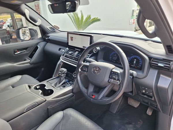 2025-Toyota-Land-Cruiser-300-V6-33D-GR-S image:10