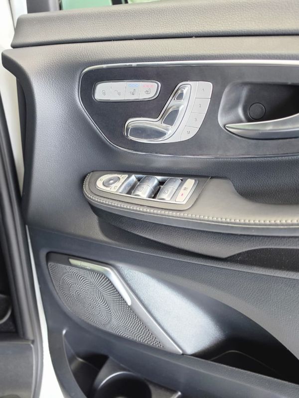 2022-Mercedes-Benz-V-Class-V-300d-Avantgarde-AMG-Line image:11