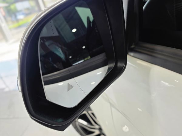 2022-Mercedes-Benz-V-Class-V-300d-Avantgarde-AMG-Line image:17