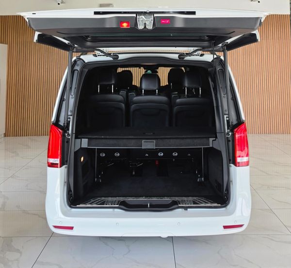 2022-Mercedes-Benz-V-Class-V-300d-Avantgarde-AMG-Line image:23