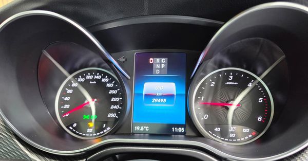 2022-Mercedes-Benz-V-Class-V-300d-Avantgarde-AMG-Line image:7