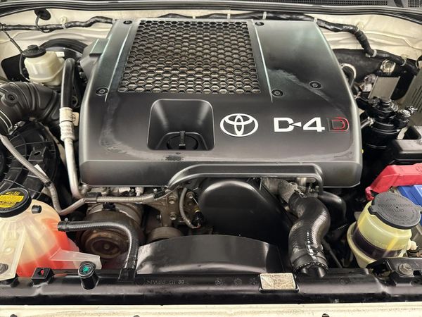 2013-Toyota-Fortuner-30-D-4D-Raised-Body image:12
