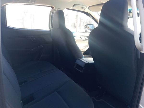 2023-Isuzu-D-Max-19-DDI-HR-X-Rider-Double-Cab image:10