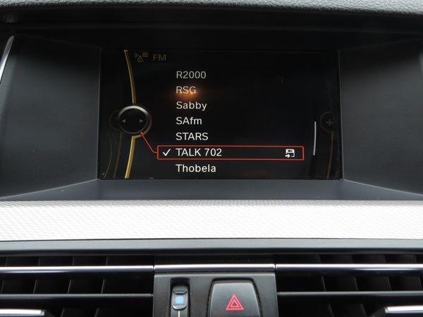 2014-BMW-5-Series-520-i-M-SPORT image:11