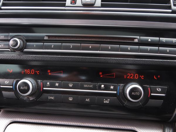 2014-BMW-5-Series-520-i-M-SPORT image:12