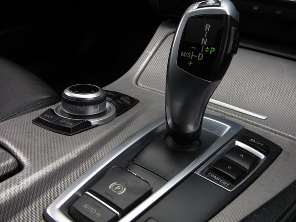 2014-BMW-5-Series-520-i-M-SPORT image:13