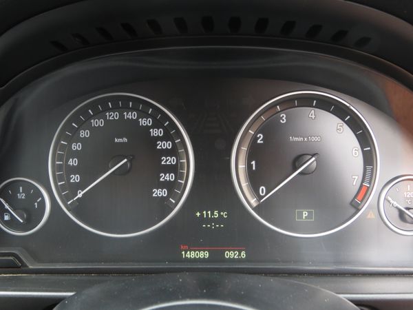 2014-BMW-5-Series-520-i-M-SPORT image:14