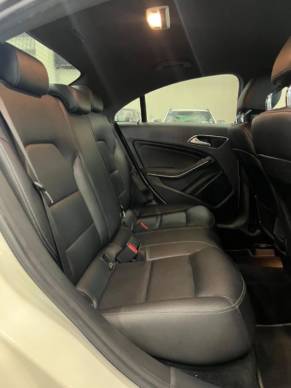 2016-Mercedes-Benz-CLA-220d-Urban-Auto image:11