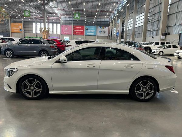 2016-Mercedes-Benz-CLA-220d-Urban-Auto image:5