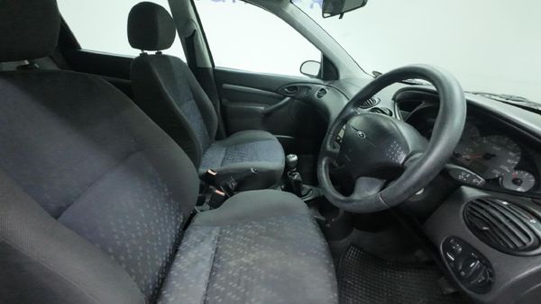 2001-Ford-Focus-20-Trend-5-dr image:9