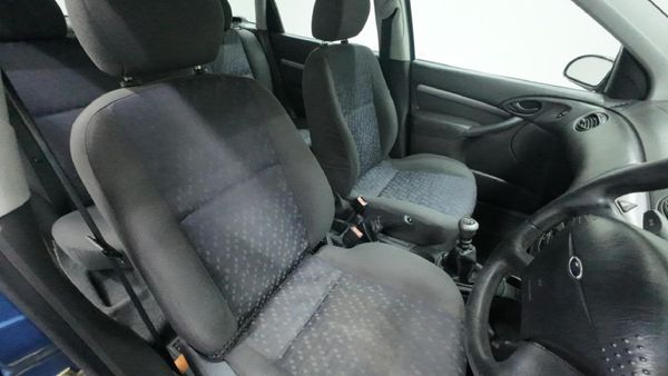 2001-Ford-Focus-20-Trend-5-dr image:11