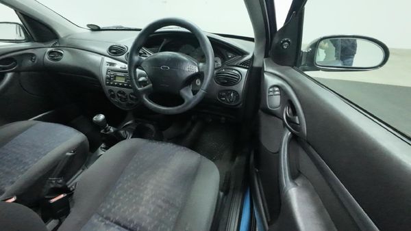 2001-Ford-Focus-20-Trend-5-dr image:8