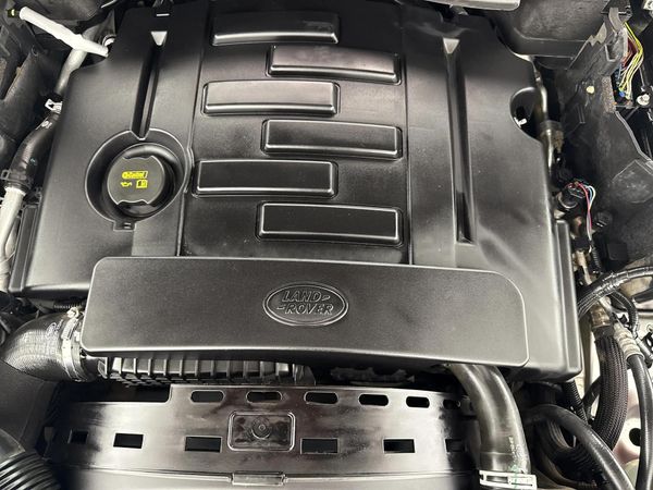 2017-Land-Rover-Discovery-4-30-SD-V6-Graphite image:13