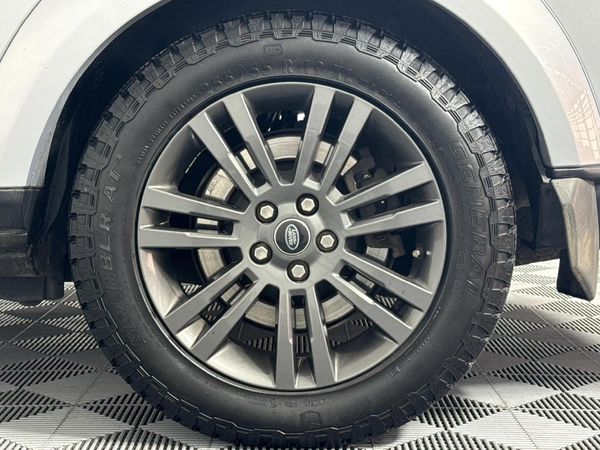 2017-Land-Rover-Discovery-4-30-SD-V6-Graphite image:6