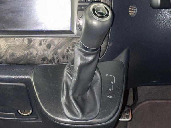 2014-Mercedes-Benz-Viano-30-CDI-Avantgarde-Auto image:10
