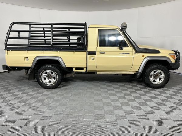 2016-Toyota-Land-Cruiser-79-45-D-Single-Cab image:12